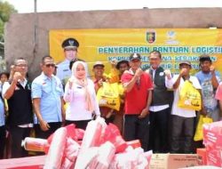 Kadis Sosial Lampung Aswarodi Serahkan Bantuan Dari Gubernur Untuk Korban Kebakaran di Way Lunik