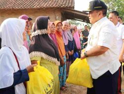 Gubernur Lampung Arinal Djunaidi Serahkan Bantuan 150 Paket Sembako dan 2 Kursi Roda di Pekon Blitarejo dan Pekon Parerejo