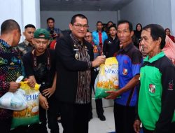 PJ Bupati Lampung Utara Aswarodi Bagikan Paket Sembako Kepada 388 Petugas Kebersihan