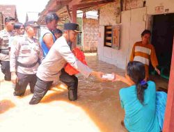 Kapolresta Bandar Lampung Turun Langsung Berikan Bantuan Kepada Warga Terdampak Banjir di Kecamatan Teluk Betung Timur