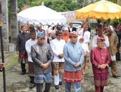 Pj. Gubernur Lampung Samsudin dan Pj. Ketua TP. PKK Provinsi Lampung Terima Gelar Adat Lampung sebagai Pangeran Sejati dan Pangeran Permaisuri