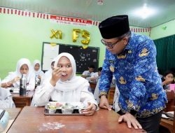 Pj Gubernur Lampung Samsudin Tinjau Program Makan Bergizi Gratis di Sekolah, Dukung Generasi Sehat dan Cerdas