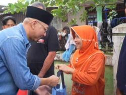 Kadis Sosial Lampung Aswarodi Dampingi Gubernur Lampung Rahmat Mirzani Djausal Serahkan Bantuan untuk Warga Terdampak Banjir di Keteguhan