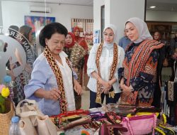 Lampung Dapat Kehormatan, Ketua Umum IAD Kunjungi Dekranasda dan Apresiasi Wastra Lokal