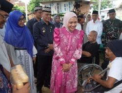 Safari Ramadhan di Kota Metro, Ketua TP PKK Provinsi Lampung Purnama Wulan Sari Mirza, Serahkan Bantuan Sembako, Mesin Jahit, dan Alat Bantu Disabilitas