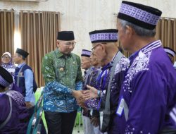 Pelepasan Kloter Pertama Jamaah Haji Lampung 2025,  Pemprov Lampung Serahkan Dana Olah Atei sebagai Bentuk Perhatian dan Dukungan