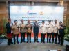 Jakarta – Provinsi Lampung dan Banten resmi ditetapkan sebagai tuan rumah bersama Pekan Olahraga Nasional (PON) XXIII Tahun 2032. Keputusan tersebut ditetapkan dalam forum Musyawarah Olahraga Nasional Luar Biasa (Musornaslub) Komite Olahraga Nasional Indonesia (KONI) 2026, yang digelar di Hotel Pullman, Jakarta Barat, Kamis (21/5).  Penetapan itu tertuang dalam Surat Keputusan (SK) KONI Pusat Nomor 05/Musornaslub/2026 tentang Penetapan Hasil Pemilihan Tuan Rumah Pelaksanaan PON XXIII Tahun 2032.  Penetapan itu menjadi salah satu keputusan strategis dalam rangkaian Rapat Kerja Nasional (Rakernas) dan Musornaslub KONI 2026. Kedua provinsi dinilai telah memenuhi seluruh tahapan visitasi dan penilaian yang dilakukan oleh KONI Pusat.  Kehadiran Lampung sebagai tuan rumah dinilai menjadi momentum penting bagi pengembangan olahraga daerah sekaligus mendorong peningkatan prestasi atlet di tingkat nasional.  Pemerintah Provinsi Lampung juga menyatakan kesiapan untuk memperkuat sinergi dengan seluruh pemangku kepentingan olahraga dalam menyambut agenda nasional tersebut.  Gubernur Lampung, Rahmat Mirzani Djausal, yang hadir langsung dalam forum bersama jajaran pengurus KONI dan tokoh olahraga nasional, menyampaikan apresiasi atas kepercayaan yang diberikan kepada Lampung.  “Alhamdulillah, ini merupakan kehormatan besar bagi Lampung. Kami berharap momentum ini dapat melahirkan semangat baru, terutama dalam memperkuat kolaborasi antarpemangku kepentingan dan meningkatkan daya juang atlet,” ujar Gubernur Mirza.  Menurut Gubernur Mirza, penetapan Lampung sebagai tuan rumah PON XXIII/2032 harus menjadi dorongan untuk meningkatkan prestasi atlet daerah. Selain itu, momentum tersebut diharapkan mampu memperluas budaya olahraga di tengah masyarakat.  Ia menegaskan, penguatan kolaborasi antara pemerintah daerah dan pengurus cabang olahraga menjadi faktor penting dalam menciptakan prestasi olahraga yang berkelanjutan.