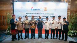 Jakarta – Provinsi Lampung dan Banten resmi ditetapkan sebagai tuan rumah bersama Pekan Olahraga Nasional (PON) XXIII Tahun 2032. Keputusan tersebut ditetapkan dalam forum Musyawarah Olahraga Nasional Luar Biasa (Musornaslub) Komite Olahraga Nasional Indonesia (KONI) 2026, yang digelar di Hotel Pullman, Jakarta Barat, Kamis (21/5).  Penetapan itu tertuang dalam Surat Keputusan (SK) KONI Pusat Nomor 05/Musornaslub/2026 tentang Penetapan Hasil Pemilihan Tuan Rumah Pelaksanaan PON XXIII Tahun 2032.  Penetapan itu menjadi salah satu keputusan strategis dalam rangkaian Rapat Kerja Nasional (Rakernas) dan Musornaslub KONI 2026. Kedua provinsi dinilai telah memenuhi seluruh tahapan visitasi dan penilaian yang dilakukan oleh KONI Pusat.  Kehadiran Lampung sebagai tuan rumah dinilai menjadi momentum penting bagi pengembangan olahraga daerah sekaligus mendorong peningkatan prestasi atlet di tingkat nasional.  Pemerintah Provinsi Lampung juga menyatakan kesiapan untuk memperkuat sinergi dengan seluruh pemangku kepentingan olahraga dalam menyambut agenda nasional tersebut.  Gubernur Lampung, Rahmat Mirzani Djausal, yang hadir langsung dalam forum bersama jajaran pengurus KONI dan tokoh olahraga nasional, menyampaikan apresiasi atas kepercayaan yang diberikan kepada Lampung.  “Alhamdulillah, ini merupakan kehormatan besar bagi Lampung. Kami berharap momentum ini dapat melahirkan semangat baru, terutama dalam memperkuat kolaborasi antarpemangku kepentingan dan meningkatkan daya juang atlet,” ujar Gubernur Mirza.  Menurut Gubernur Mirza, penetapan Lampung sebagai tuan rumah PON XXIII/2032 harus menjadi dorongan untuk meningkatkan prestasi atlet daerah. Selain itu, momentum tersebut diharapkan mampu memperluas budaya olahraga di tengah masyarakat.  Ia menegaskan, penguatan kolaborasi antara pemerintah daerah dan pengurus cabang olahraga menjadi faktor penting dalam menciptakan prestasi olahraga yang berkelanjutan.