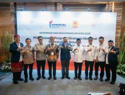 Jakarta – Provinsi Lampung dan Banten resmi ditetapkan sebagai tuan rumah bersama Pekan Olahraga Nasional (PON) XXIII Tahun 2032. Keputusan tersebut ditetapkan dalam forum Musyawarah Olahraga Nasional Luar Biasa (Musornaslub) Komite Olahraga Nasional Indonesia (KONI) 2026, yang digelar di Hotel Pullman, Jakarta Barat, Kamis (21/5).  Penetapan itu tertuang dalam Surat Keputusan (SK) KONI Pusat Nomor 05/Musornaslub/2026 tentang Penetapan Hasil Pemilihan Tuan Rumah Pelaksanaan PON XXIII Tahun 2032.  Penetapan itu menjadi salah satu keputusan strategis dalam rangkaian Rapat Kerja Nasional (Rakernas) dan Musornaslub KONI 2026. Kedua provinsi dinilai telah memenuhi seluruh tahapan visitasi dan penilaian yang dilakukan oleh KONI Pusat.  Kehadiran Lampung sebagai tuan rumah dinilai menjadi momentum penting bagi pengembangan olahraga daerah sekaligus mendorong peningkatan prestasi atlet di tingkat nasional.  Pemerintah Provinsi Lampung juga menyatakan kesiapan untuk memperkuat sinergi dengan seluruh pemangku kepentingan olahraga dalam menyambut agenda nasional tersebut.  Gubernur Lampung, Rahmat Mirzani Djausal, yang hadir langsung dalam forum bersama jajaran pengurus KONI dan tokoh olahraga nasional, menyampaikan apresiasi atas kepercayaan yang diberikan kepada Lampung.  “Alhamdulillah, ini merupakan kehormatan besar bagi Lampung. Kami berharap momentum ini dapat melahirkan semangat baru, terutama dalam memperkuat kolaborasi antarpemangku kepentingan dan meningkatkan daya juang atlet,” ujar Gubernur Mirza.  Menurut Gubernur Mirza, penetapan Lampung sebagai tuan rumah PON XXIII/2032 harus menjadi dorongan untuk meningkatkan prestasi atlet daerah. Selain itu, momentum tersebut diharapkan mampu memperluas budaya olahraga di tengah masyarakat.  Ia menegaskan, penguatan kolaborasi antara pemerintah daerah dan pengurus cabang olahraga menjadi faktor penting dalam menciptakan prestasi olahraga yang berkelanjutan.