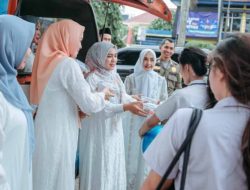 Ketua TP PKK Ibu Purnama Wulan Sari Mirza Bagikan Takjil di Mahan Agung, Bagikan Sedikitnya 800 Paket Takjil kepada Masyarakat